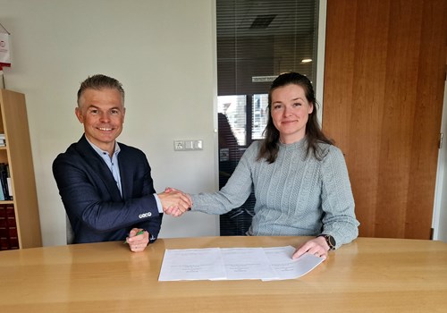 Örvar Þór Ólafsson frkvstj. BÍ og Björg Bjarnadóttir frkvstj. SGS undirrita nýjan kjarasamning